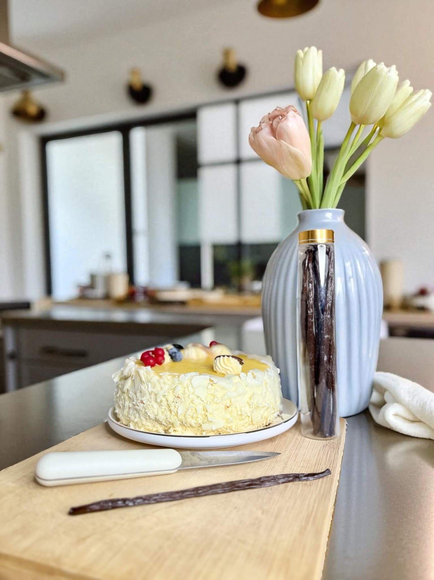 Frische Bourbon-Vanilleschote wird längs aufgeschnitten, um das Vanillemark für Desserts und Gebäck zu entnehmen.