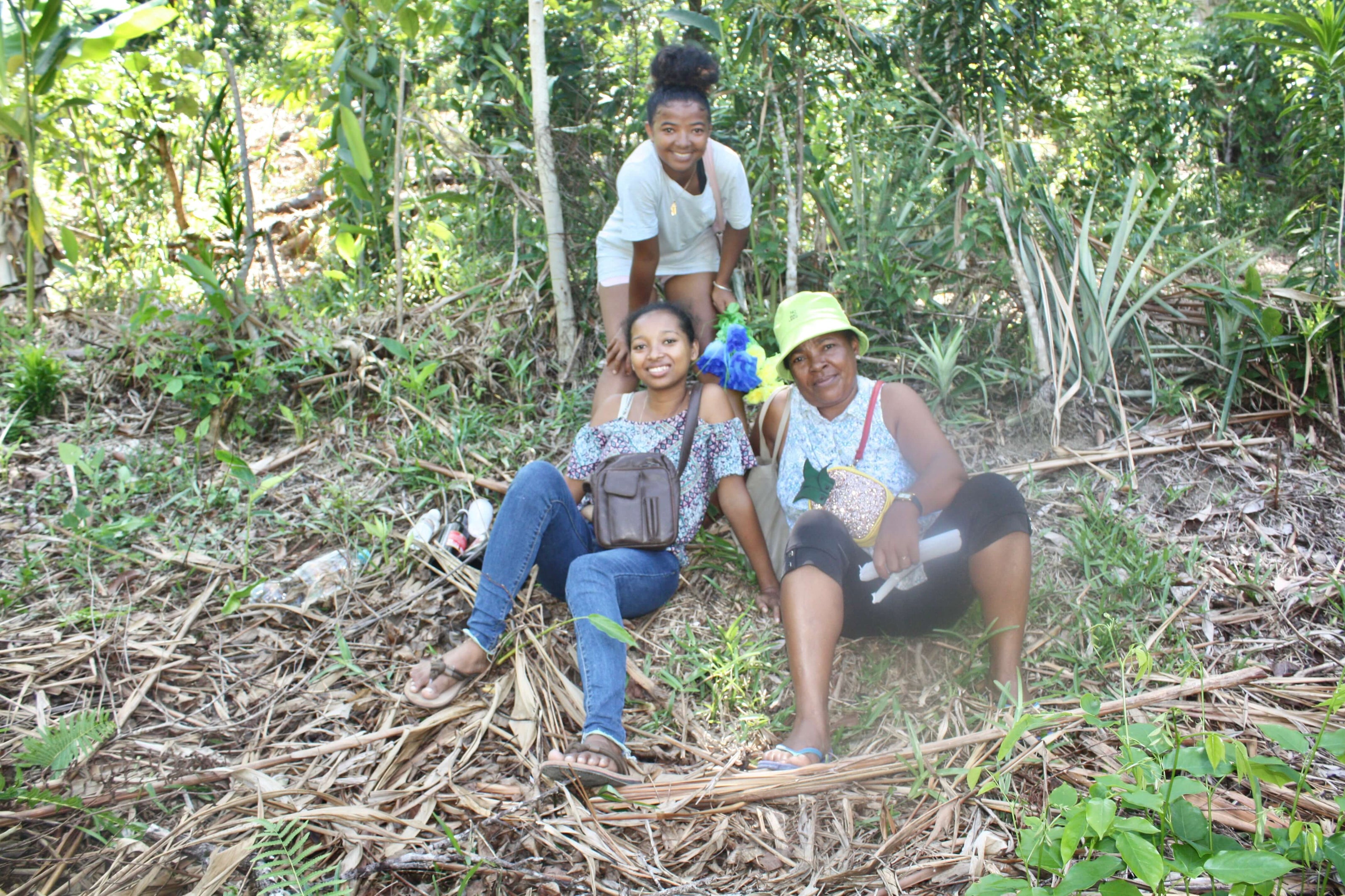 Drei Generationen unserer Familie in der Vanilleplantage in Madagaskar – Mutter, Schwester und Cousine zeigen den Ursprung unserer Bourbon-Vanille