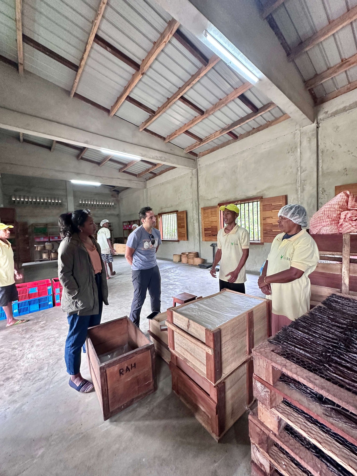 Besucher erhält Einblick in den Vanilis-Produktionsraum, während die Familie die traditionellen Verarbeitungsschritte erklärt.