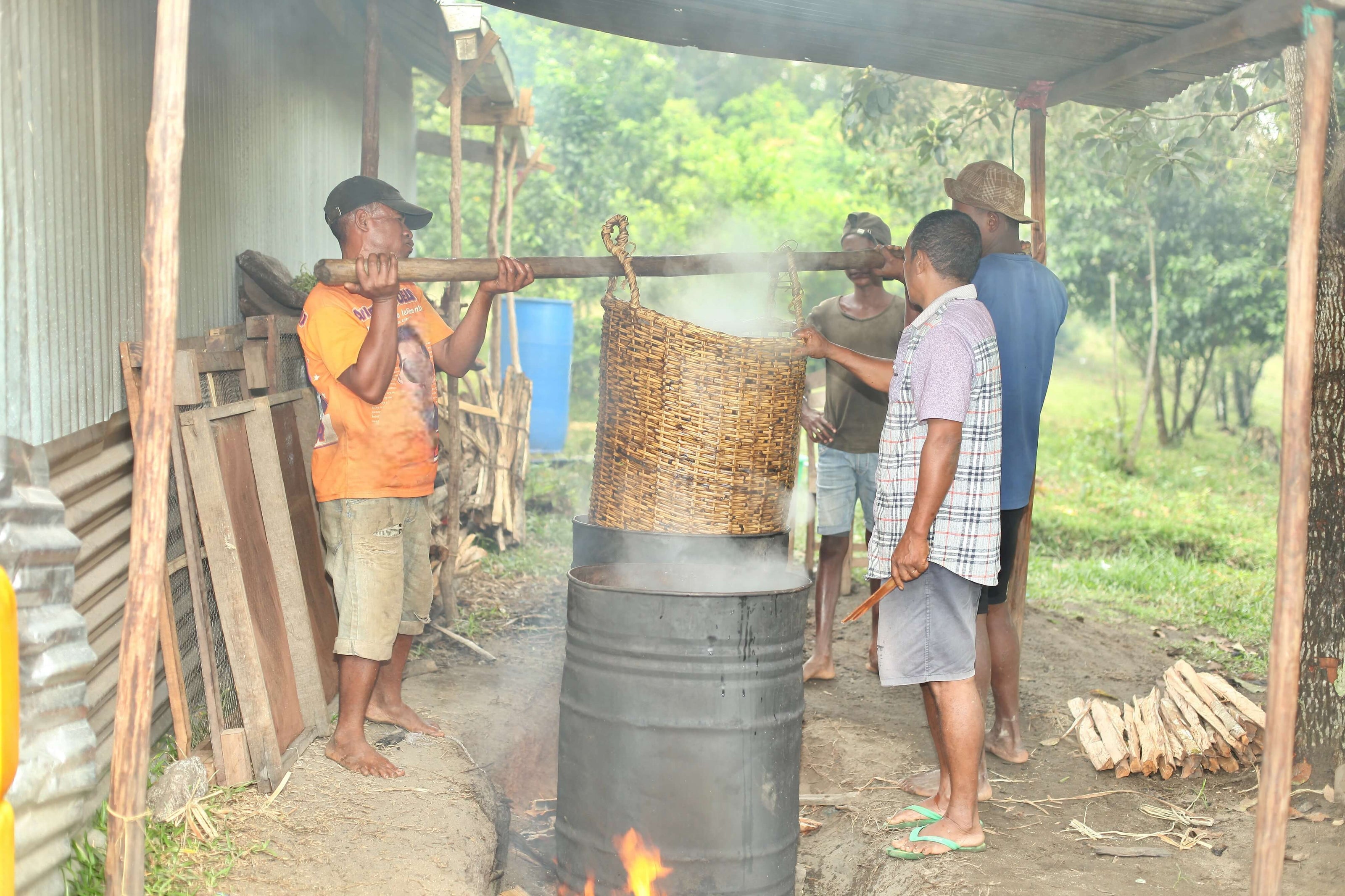 Vanilleschoten werden im Warmwasserbad blanchiert, der erste Schritt der traditionellen Bourbon-Vanille-Fermentation.