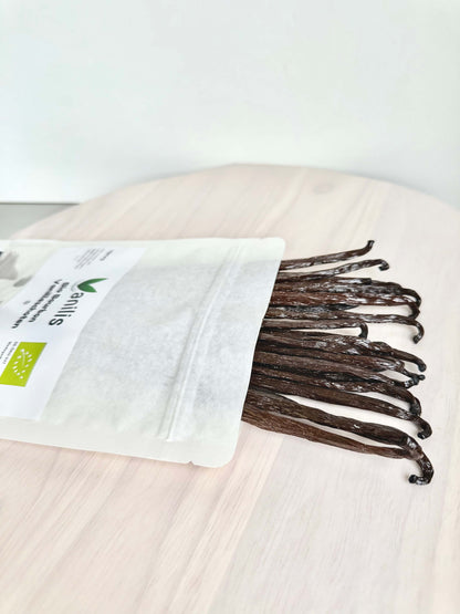 Bio-Bourbon-Vanilleschoten 16–18 cm ausgepackt aus dem Standbeutel – handverlesen und zertifiziert.
