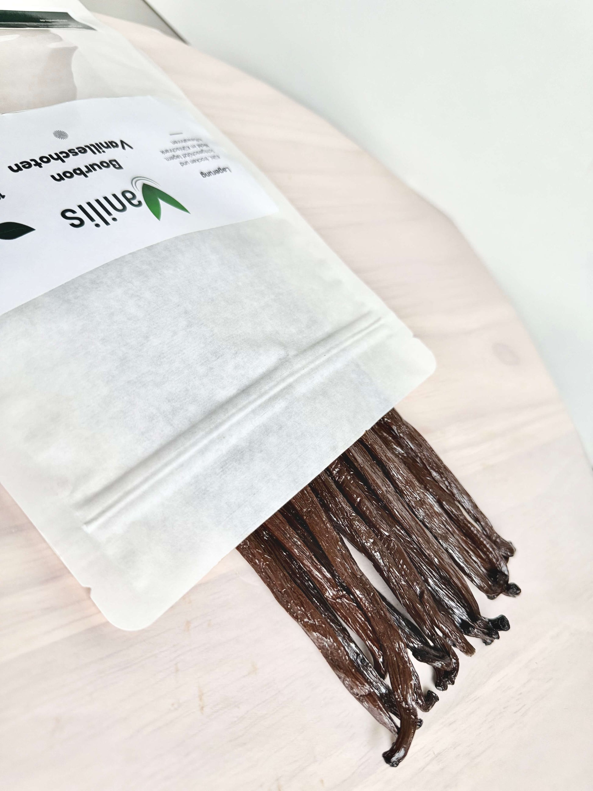 Ausgepackte Bourbon-Vanilleschoten 16–18 cm aus dem konventionellen Standbeutel – ölig, geschmeidig und aromaintensiv.