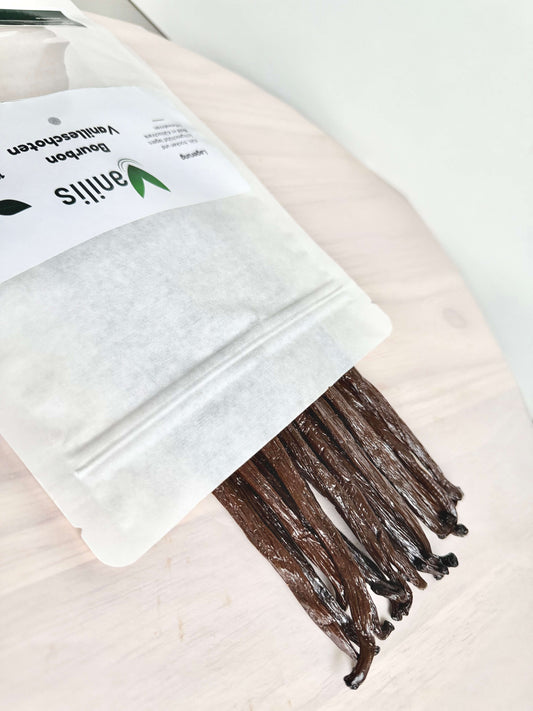 Ausgepackte Bourbon-Vanilleschoten 16–18 cm aus dem konventionellen Standbeutel – ölig, geschmeidig und aromaintensiv.