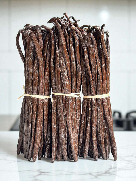 Chargenreine Bündel fermentierter Vanilleschoten, traditionell verarbeitet und optimal für Weiterverkauf oder Großverbrauch.