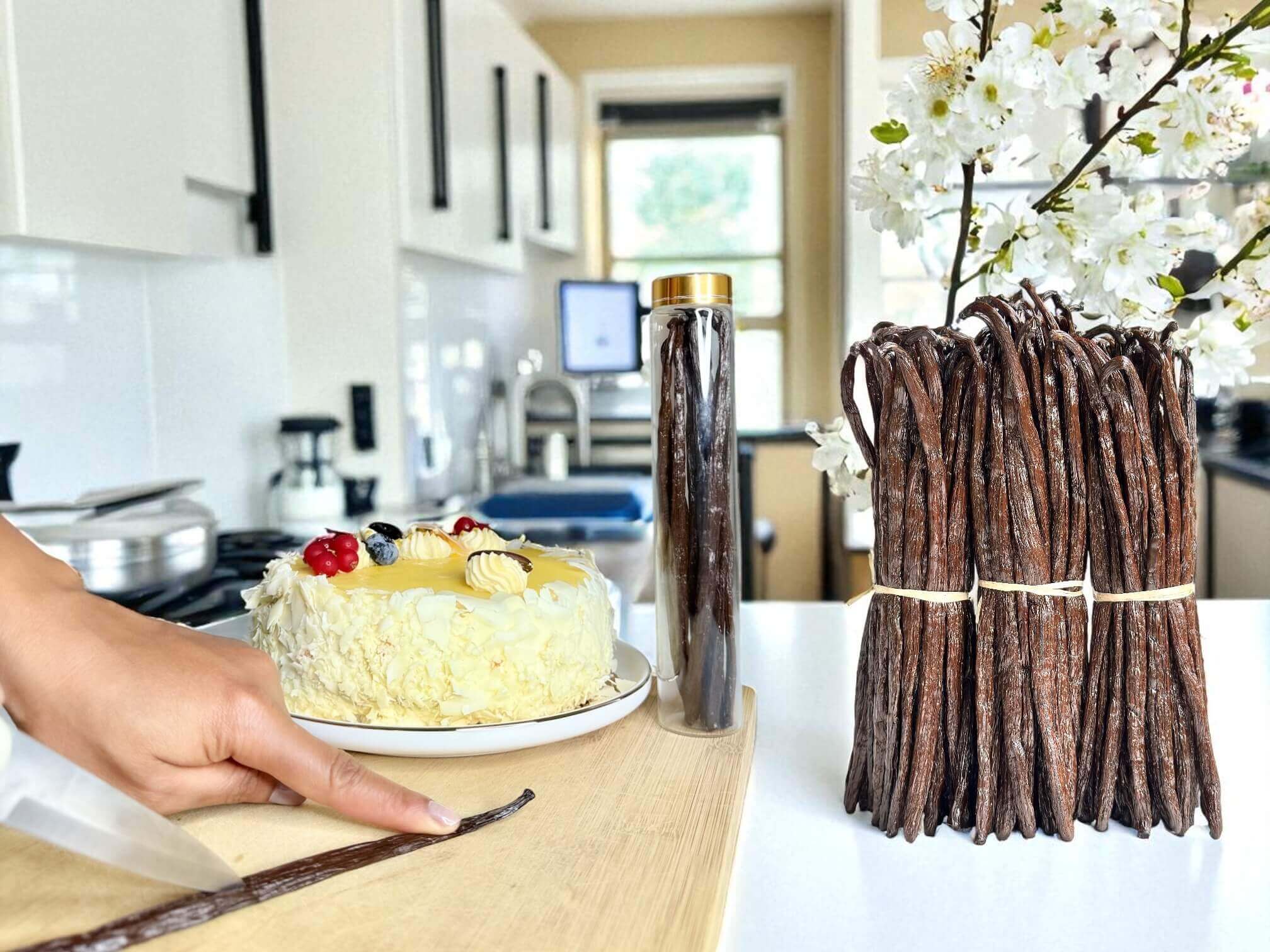 Bourbon-Vanilleschoten neben Backzutaten wie Mehl, Butter und Eiern – ideal zum Verfeinern von Kuchen und Keksen.