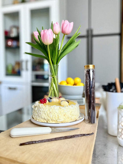 Vanilleschote wird mit einem Messer ausgekratzt, um das aromatische Vanillemark für Kuchen und Gebäcke zu verwenden.