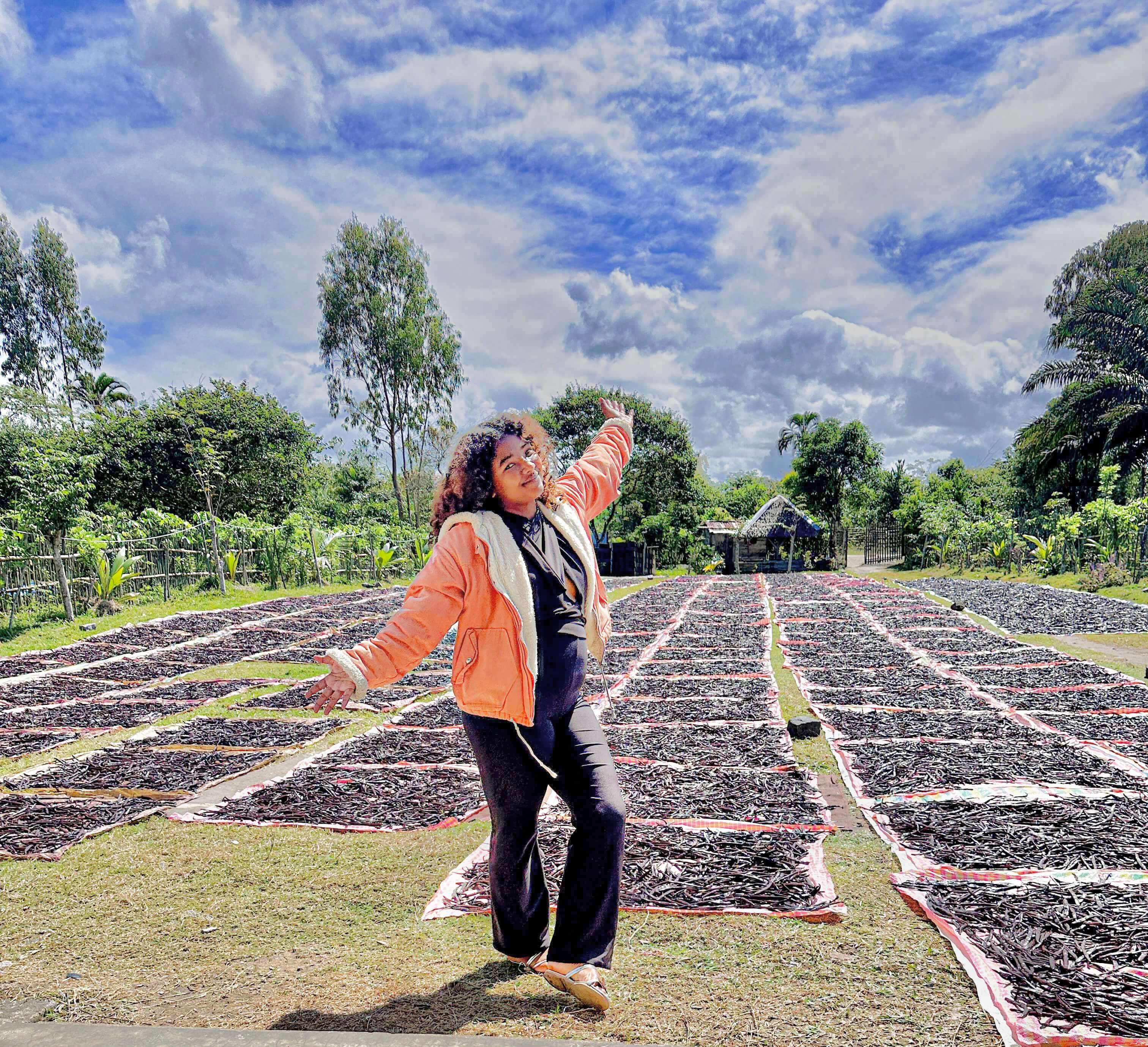 Schwester präsentiert Bourbon-Vanilleschoten in der Sonnentrocknungsphase – zentraler Schritt der traditionellen Fermentation in Madagaskar