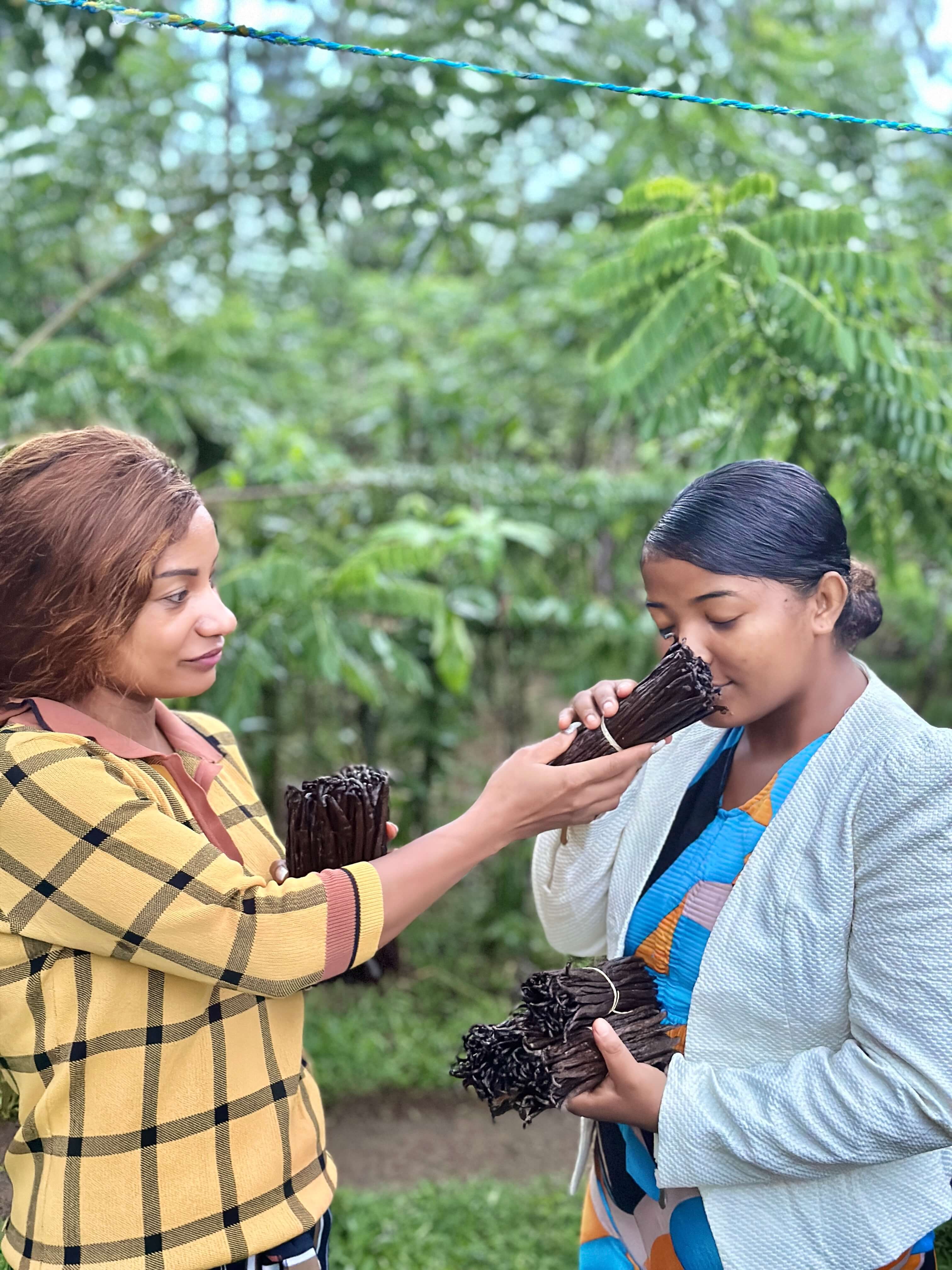 Schwester und Tochter halten frisch fermentierte Bourbon-Vanilleschoten in der Hand – Familienübergabe und Leidenschaft für echte Madagaskar-Vanille