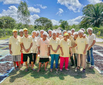 Vanilis Team präsentiert Bourbon-Vanilleschoten in der Sonnentrocknungsphase – zentraler Schritt der traditionellen Fermentation in Madagaskar